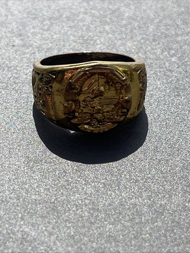Yellow metal signet ring - metal,