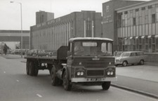B/W PHOTO: WYNNS GUY BIG J ARTIC FLAT TRAILER - PDW 124D (5.5x3.5)