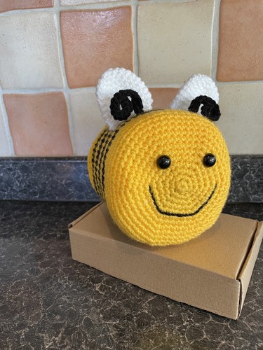 Crochet bee toilet roll - , cover