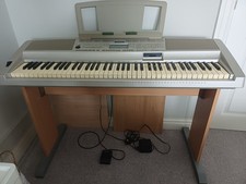 Yamaha DGX 300 Keyboard and