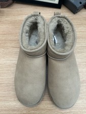 Mens /unisex  Genuine beige Ugg Boots Size U.K. 9 Eu43 Worn Once