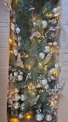 Mistletoe and gold pre lit - and,