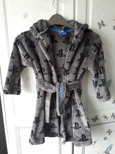 Boys play station dressing