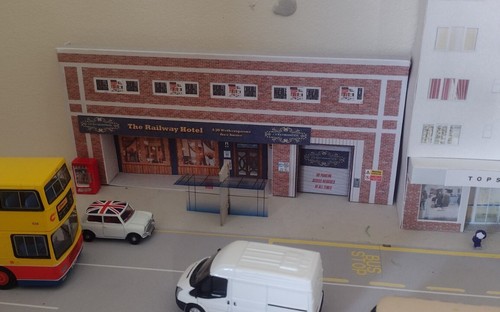 Scale low relief pub - oo,
