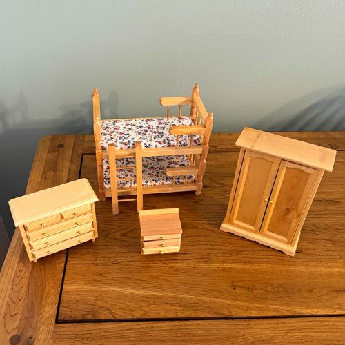 Wooden doll s house - 1:12,