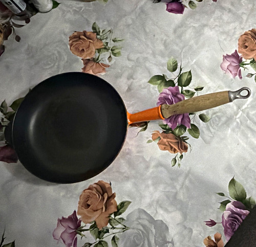 Creuset signature cast iron - le,