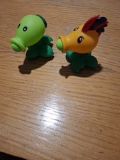 Game  Plants VS Zombies Pea Shooter Figures x 2 9cm