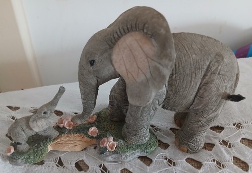 Tuskers elephant figurine love - elephant,