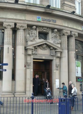 Photo the entrance lloyds - photo,