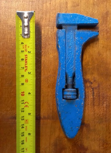 Adjustable pocket wrench - pocket,