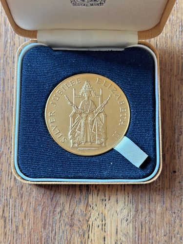 Royal mint 1977 elizabeth - mint, ii