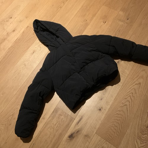 Short black hooded puffa - black,