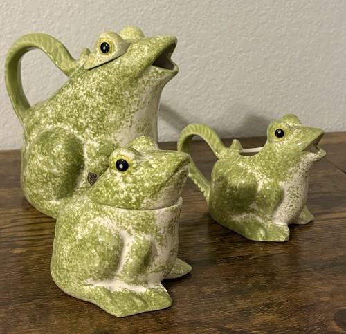 Vintage frog tea pot - frog, cream