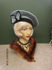 1940S VINTAGE  DOVE GREY & BLACK FELT HAT / GREY & BLACK BOW DECORATION 