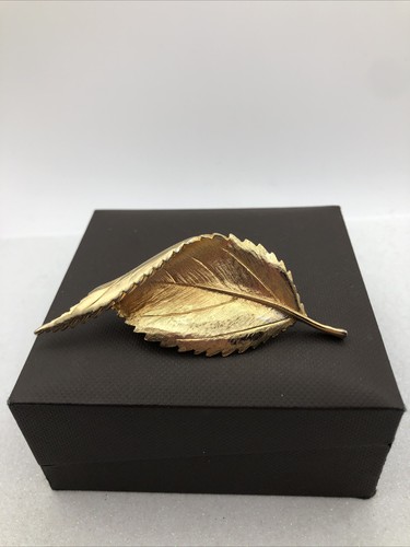 Vintage gold tone leaf brooch - vintage,