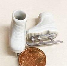 Dolls House Ice Skates x2 Fixed To A Pair White Ceramic Boots 1:12 Scale Tumdee