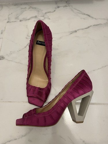 Bertie women square - bertie,