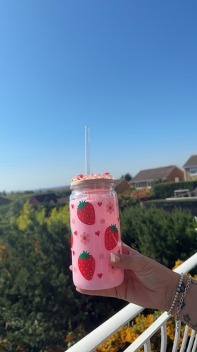 Tumbler strawberry milkshake - tumbler,