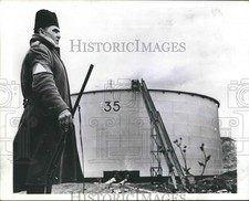 1941 Press Photo Iraq petroleum company watchman watches to prevent sabotage.