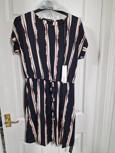 Roman abstract stripe knee - abstract,