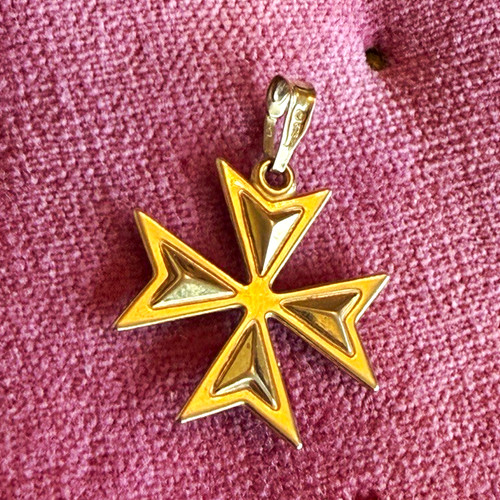 9ct yellow gold maltese cross - gold,