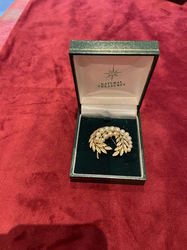 Gold tone crown trifari - tone,