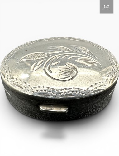 Small engraved vintage silver - small,