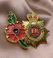 Poppies Pin Badge The Queen's ER Memorabilia Souvenirs Remember