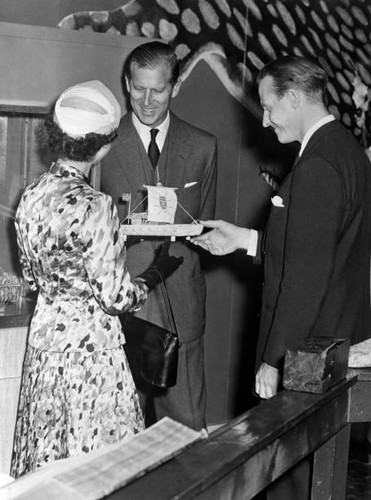 Queen elizabeth receives - queen,