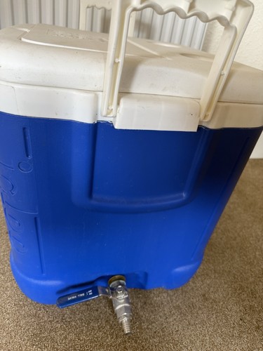 Igloo cooler box with tap - box,