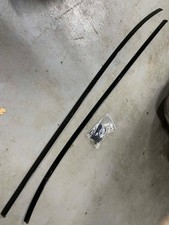 Gloss black roof rail gutter
