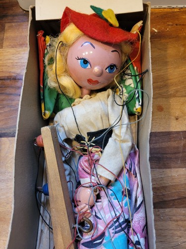 Pelham puppet with box - (mitzi),