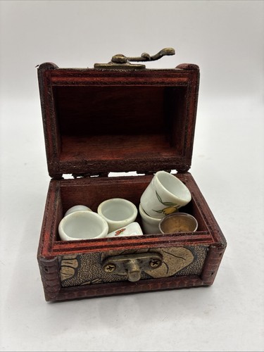 Vintage lot thimbles in - of,
