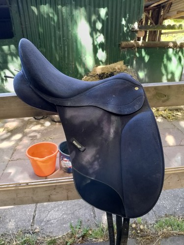 Black wintec dressage - 17",