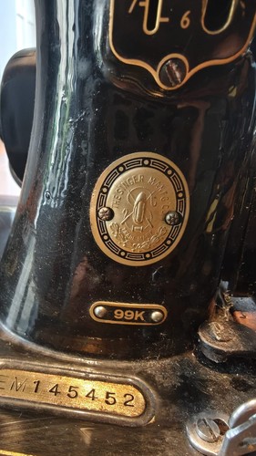 Cased vintage singer - cased,
