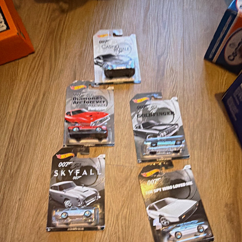 Hot wheels 007 james - hot,