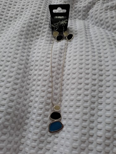 Pendant necklace and earrings