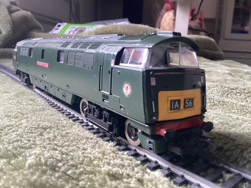 Hornby gauge locomotive - 00,