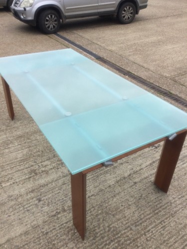 Extendable glass topped office