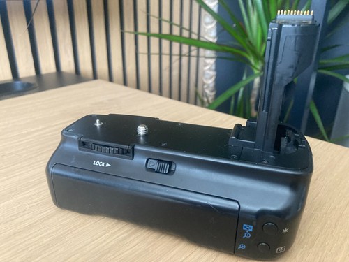 Canon c40d battery grip - battery,