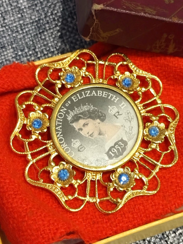 Queen elizabeth gilt - queen,