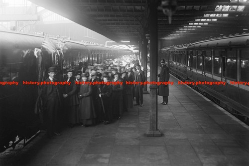 F021656 people awaiting - f021656, an