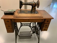 Vintage SINGER Sewing Machine