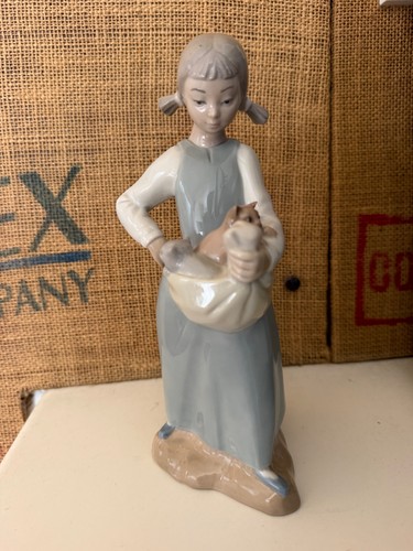 Nao lladro vintage girl - by,