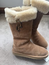 GENUINE UGG BOOTS W PLUMDALE CHARM (CHESTNUT) SIZE 8.5 EU41 - B/NEW COST £225