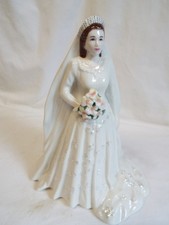 Nice Royal Worcester bone china figurine Her Majesty Queen Elizabeth II Diamond