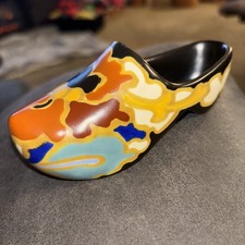 Regina Gouda clog in the