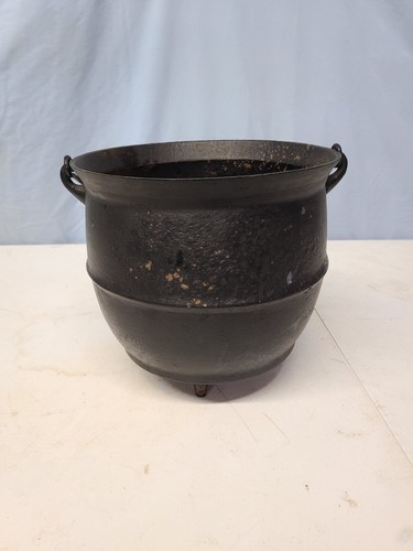 Cast iron bean pot - iron, &