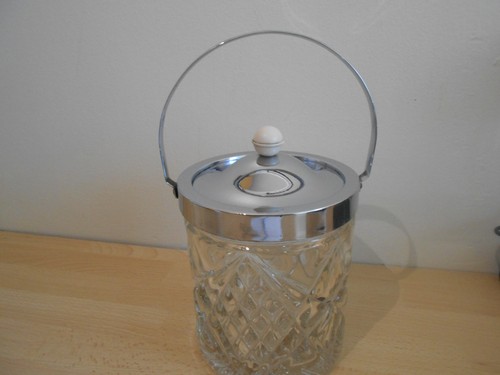 Biscuit barrel with - barrel,
