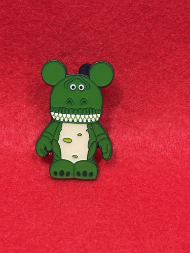 Disney pin trading - pin,